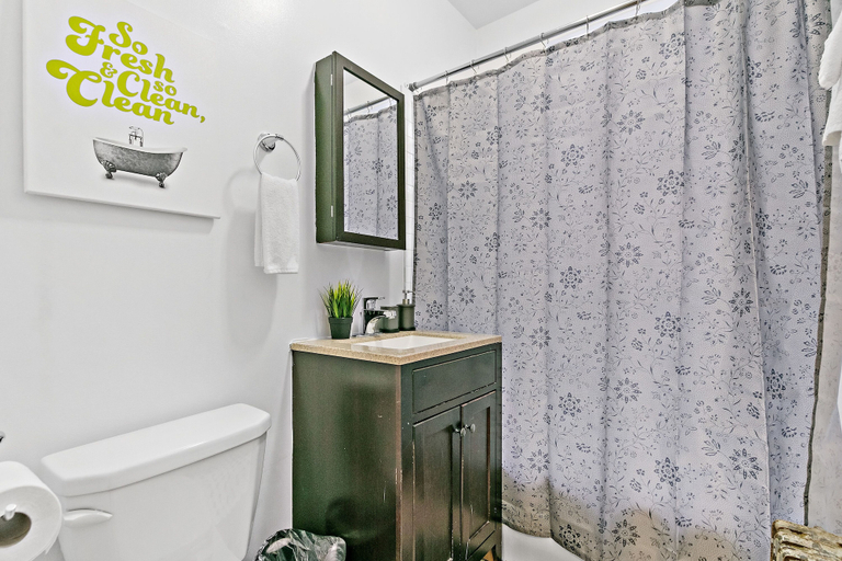 Bathroom 5, Sunlit Studio - Lunt 1429 rep, Cook