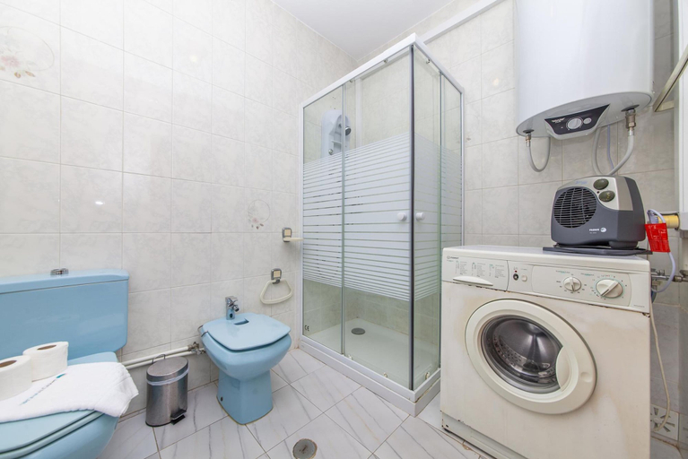 Bathroom 4, B78 - Fragoso Downtown Apartment, Lagos