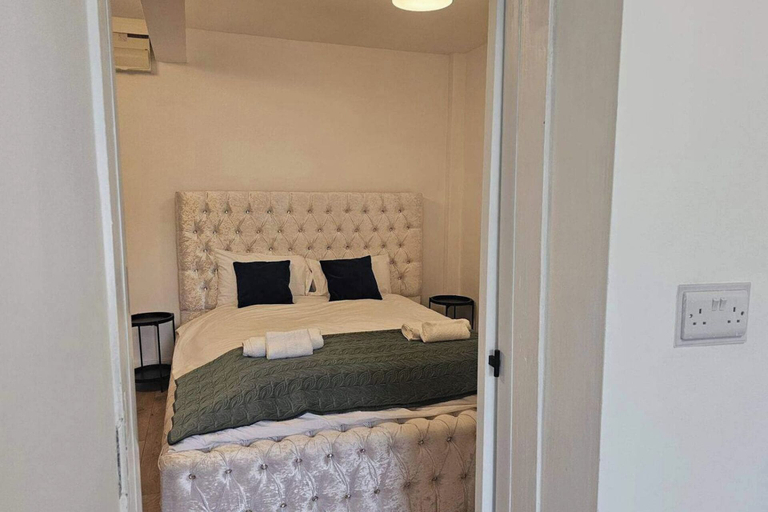 Room 4, Charming and Compact Studio in Bridgend, Bridgend