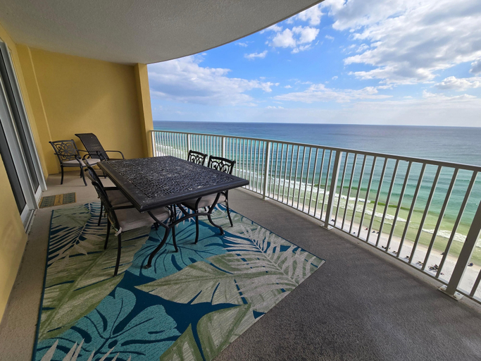 Outdoor dining 2, Emerald Isle Resort 1306, Bay