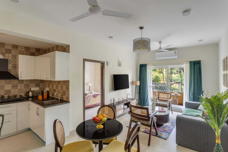 Room 5, 1bhk w Balcony and Pool - 5 Mins to Candolim Beach, North Goa