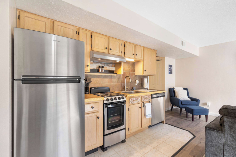 Others 4, The Nautical Nook Charming Walk-in Condo for 4!, Taney