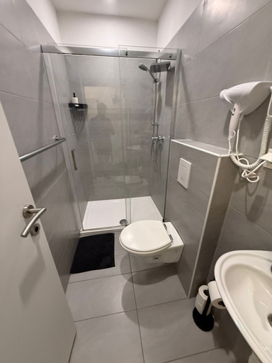 Bathroom 5, Chic 1BR Apt Steps from Schönbrunn, Wien