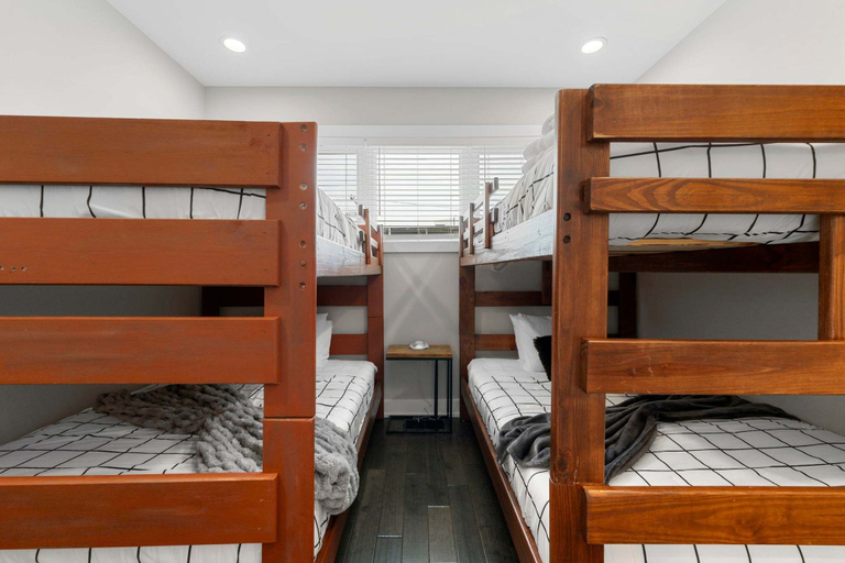 Room 5, Magnificent NEW Home w 8 Beds Free Parking, Cook