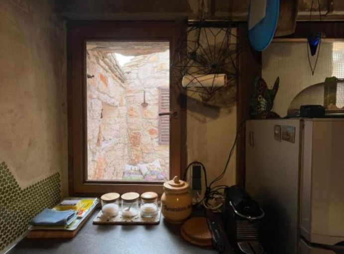 Private kitchen 2, Romantic Stone House and Yard Near Stunning Beach, Marina