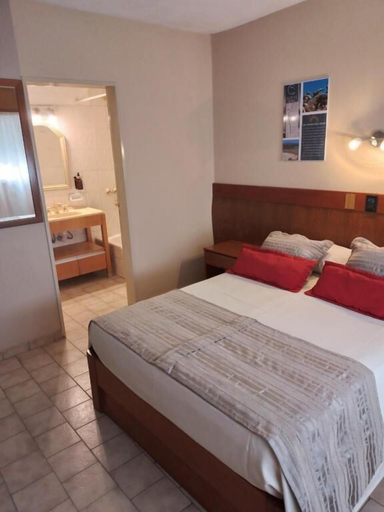 Room 4, Hotel Camino Real, Capital