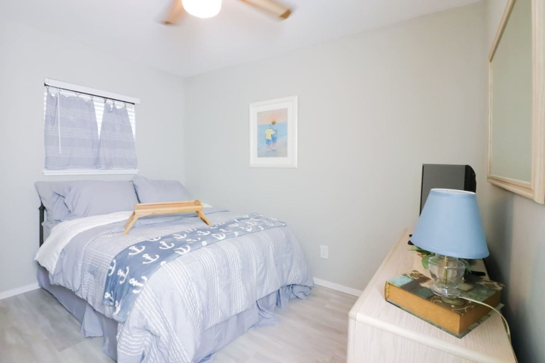 Room 2, Sunny Daze Walk to Beach 2 Decks Pet Friendly, Galveston
