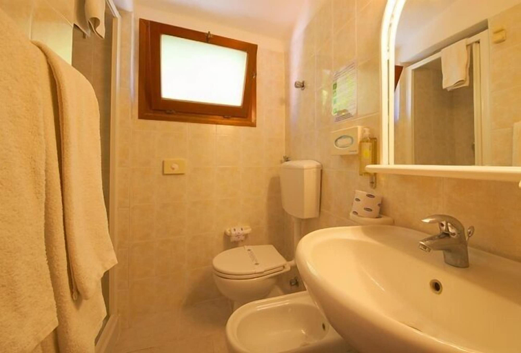 Bathroom 5, Hotel Danila, Livorno