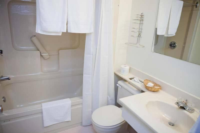 Bathroom 5, The Clansman Motel, Cape Breton
