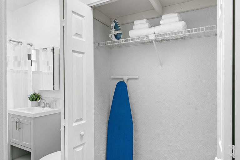 Bathroom 3, 1BR Magnificent Apt in Belmont Chicago, Cook