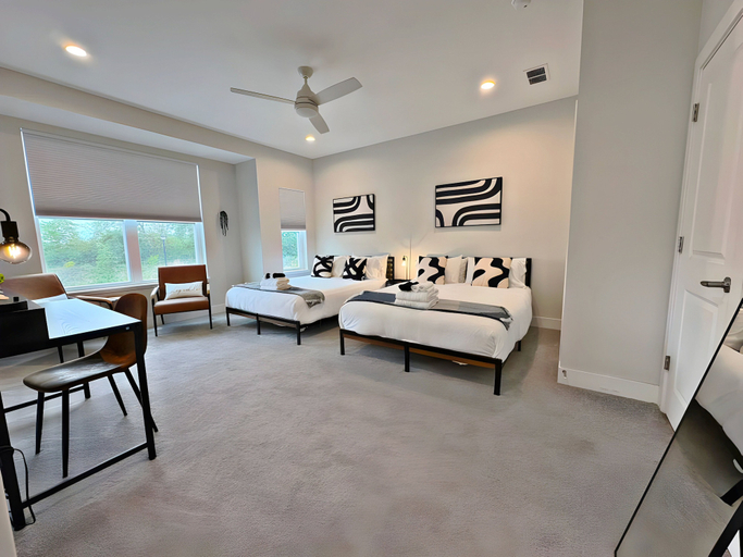 Room 3, Modern 4BR with Parking - WV rep 4, Dupage