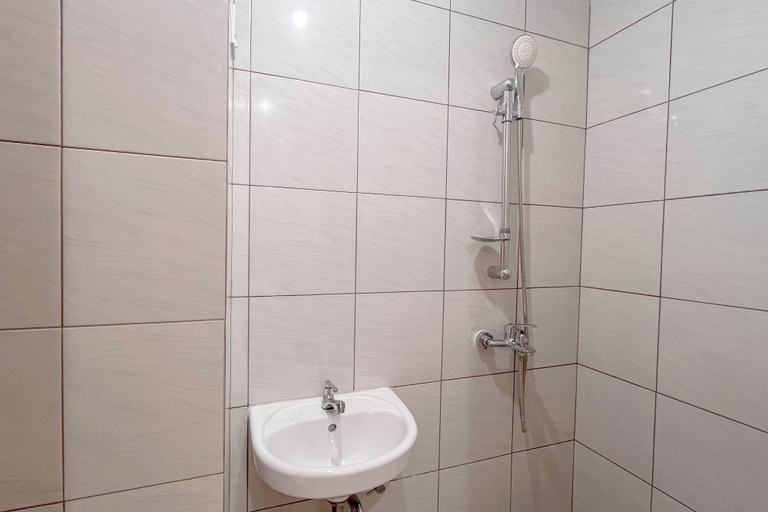Bathroom 3, Simple Studio At Bandaraya - Tallasa City Makassar Apartment, Makassar