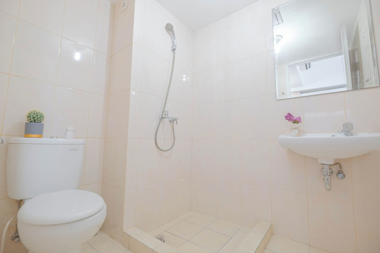 Bathroom 2, Basic Studio Apartment At Springlake Summarecon Bekasi, Bekasi