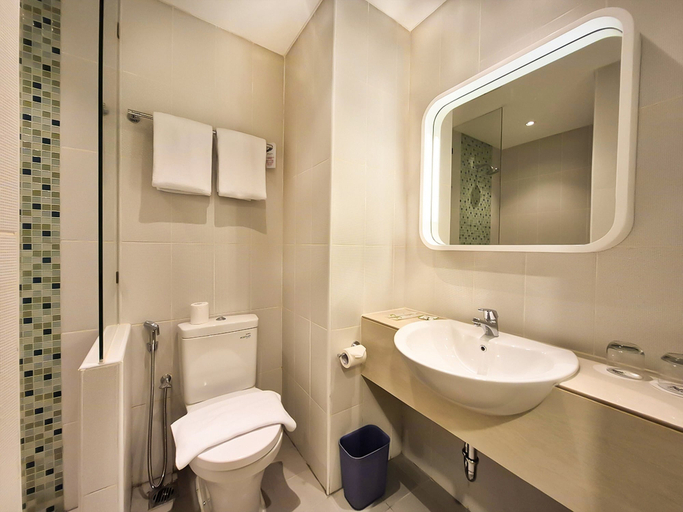 Bathroom 4, Zest Ambon by Swiss-Belhotel International, Ambon