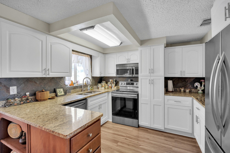 Private kitchen 3, Waterfront Escape With Private Pool & Gulf Access 3 Bedroom Home, Pasco