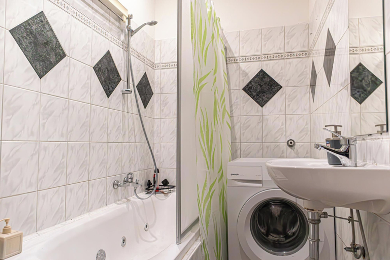 Bathroom 4, Bright 2BR Flat Near Westbahnhof, Wien