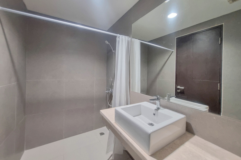Bathroom 3, Modern Furnished Studio At Patraland Amarta Apartment, Sleman