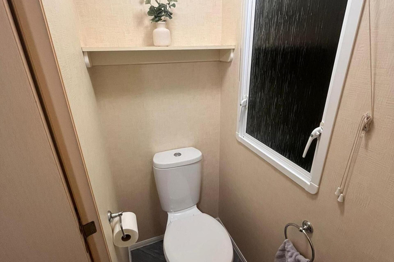 Bathroom 4, 3 Bedroom Caravan - Sleeps 8 - Parking, Wifi, Pool, Essex