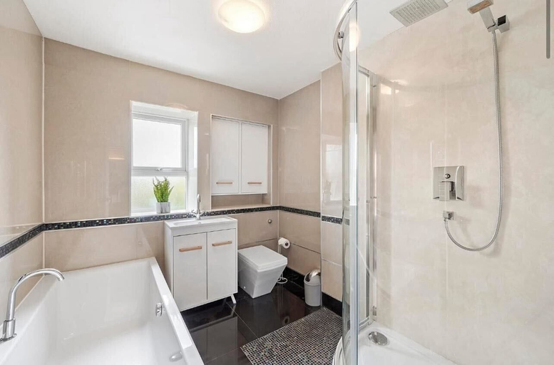 Bathroom 2, Newark Road, Lincolnshire