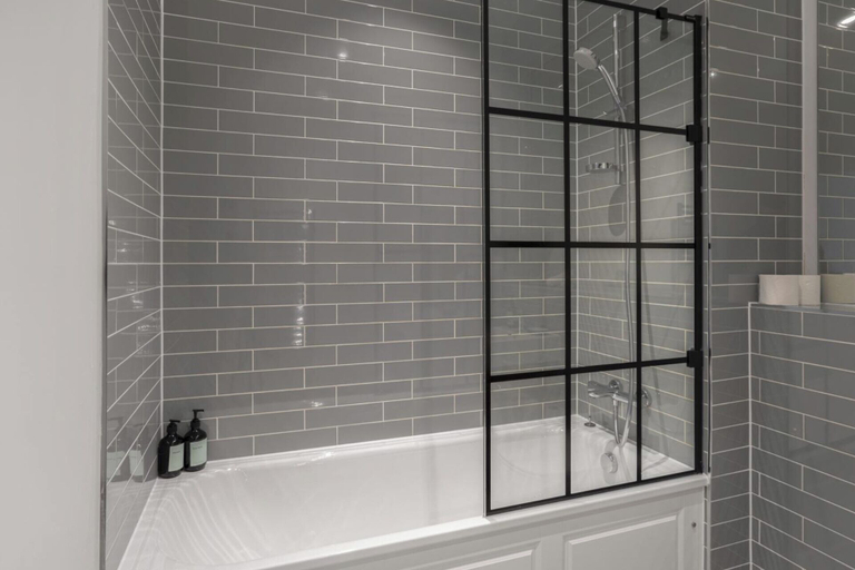 Bathroom, Lovely 2-bed Apartment in Birmingham, Birmingham