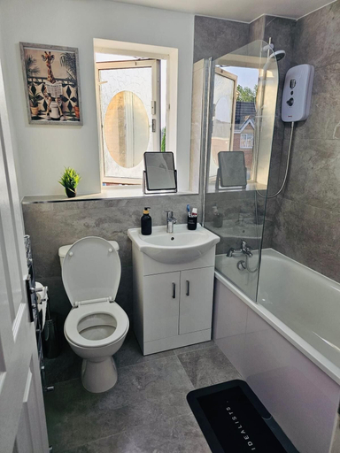 Bathroom 4, Stylish 3 Bed Home Parking City centre, Manchester