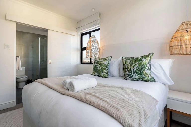 Room 2, Modern 1 bed Table Mountain View Hideaway, City of Cape Town