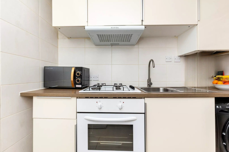 Private kitchen 4, Prime 1BR near Regents Park & Zoo, London