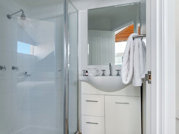 Bathroom 5, Bridgewater Apartments, Brisbane