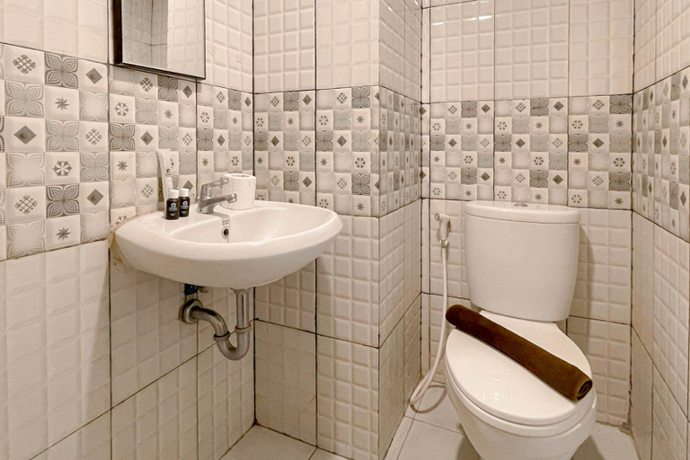 Bathroom 5, Best Deal Studio at De Prima Apartment Medan By Travelio, Medan