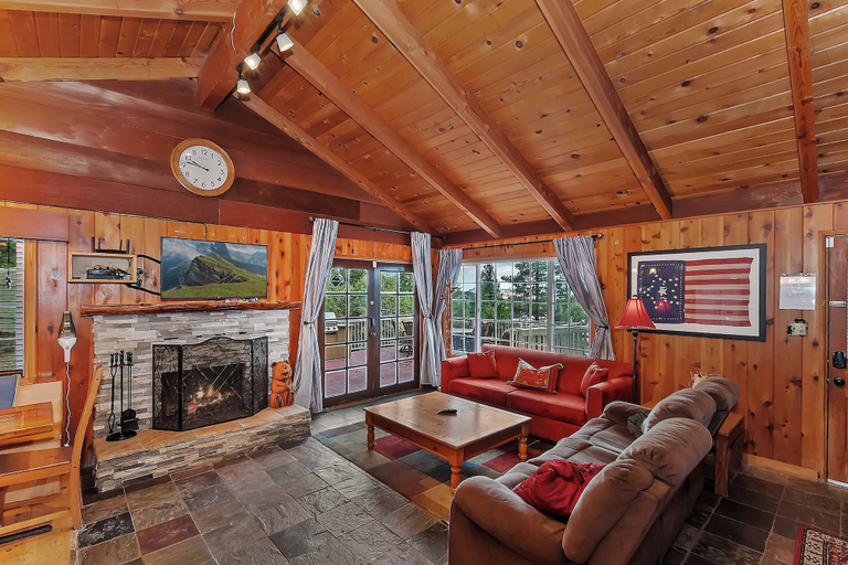 Living area 2, Emerald Arrowhead Haus - For 6, San Bernardino