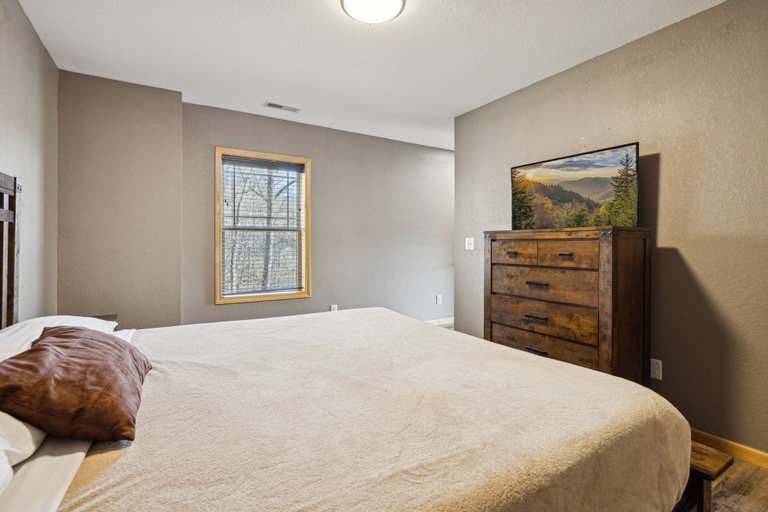 Room 4, Wild Heart Lodge 4 Bedroom Cabin, Sevier