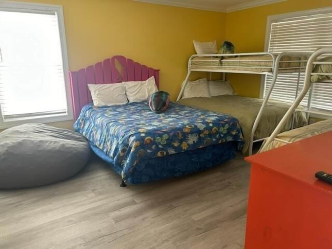 Room 4, Salt, Sand And Sudds 5 Bedroom Home by RedAwning, Brunswick
