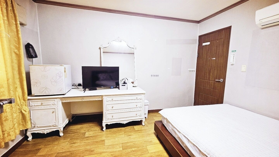 Room 5, Samwoojang Motel, Changwon