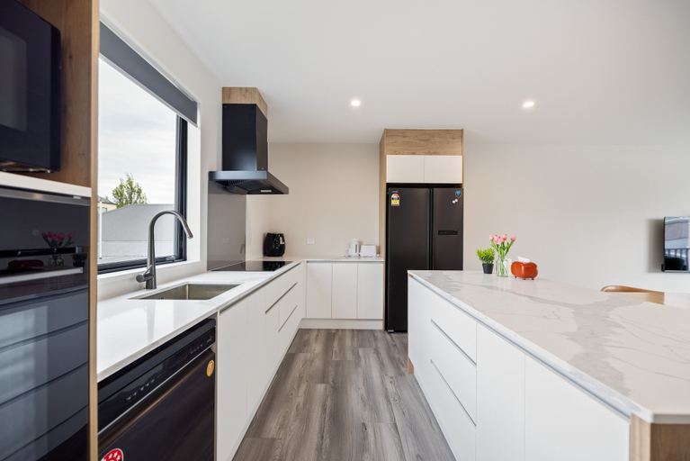 Private kitchen 3, Newly Built 3 Bedroom Townhouse - Your Base to Explore the CBD, Christchurch