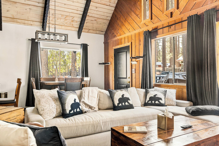 Living area 3, The Hideaway Big Bear, San Bernardino