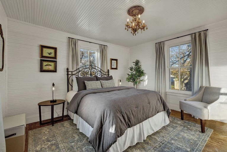 Room 3, Victorian Escape-pool & Hot Tub!, Gillespie