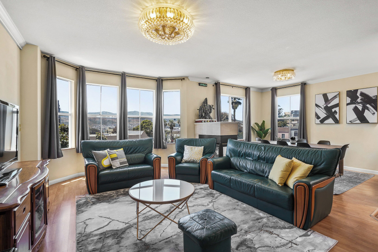 Living area 5, Beautiful Spacious 4BR in Silver Terrace, San Francisco