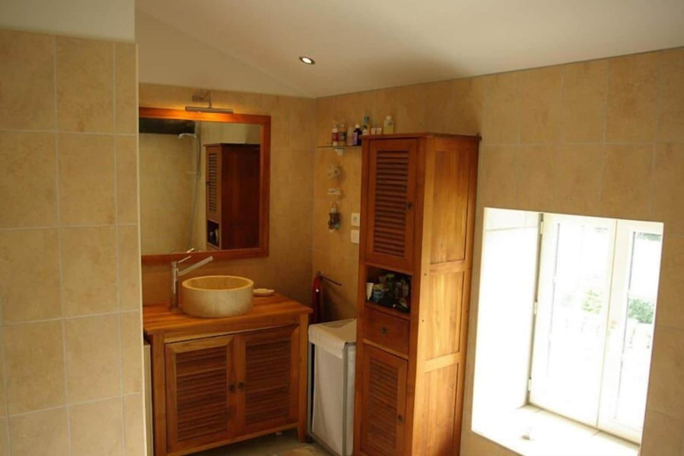 Shared bathroom 3, Le Moulin De La Parenthèse, Vienne