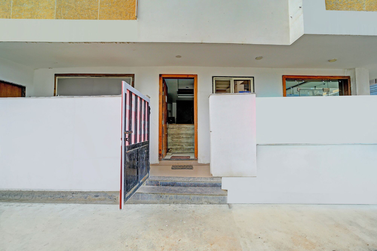 Property entrance, Fabexpress Square Inn, Bhopal