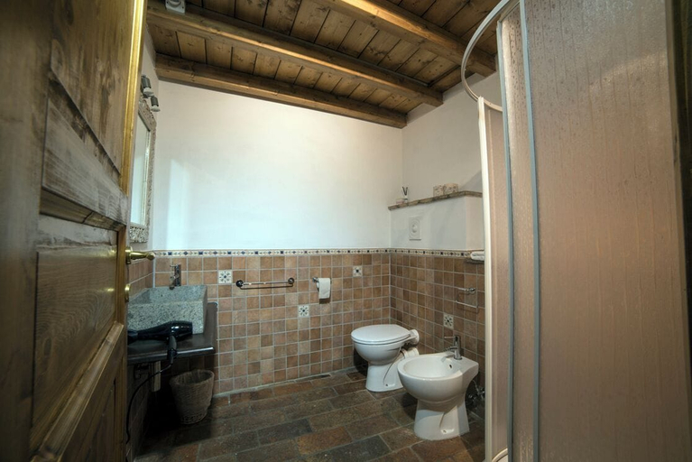 Bathroom 5, Palazzo Mazzini, Viterbo