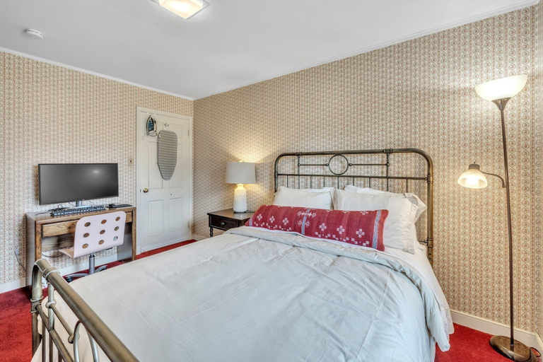 Room 2, Upscale Escape Game Room & Spa-like Baths 4 Bedroom Home, Richmond