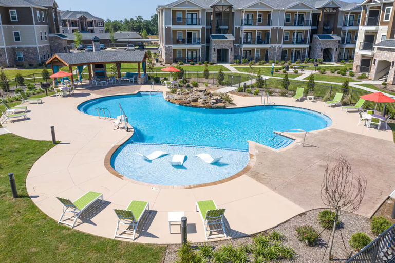 Pool, Landing Apartments - Downtown Murfreesboro, Rutherford