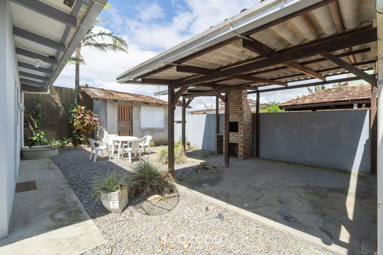 Outdoor dining 3, 3BR Home w/ BBQ 100m From Beach Rpr056, Penha