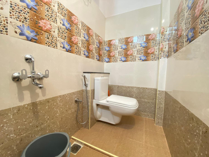 Bathroom 5, La Tamara Luxury - TIE Hotels & Resorts, Viluppuram