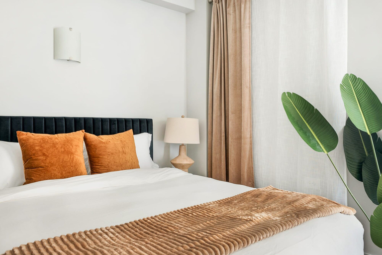 Room 3, 73-410 Luxury 24 DM New Studio UWS Gym Laundry, New York