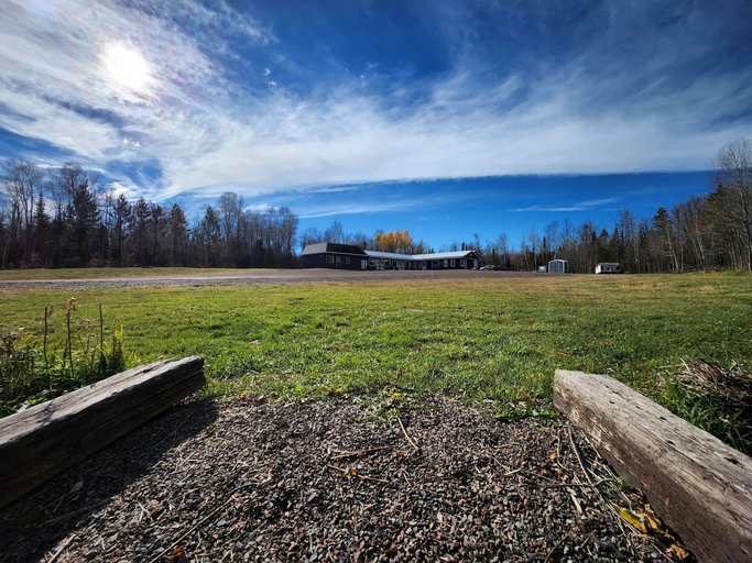 Exterior 2, Maple Grove Lodging, Lake