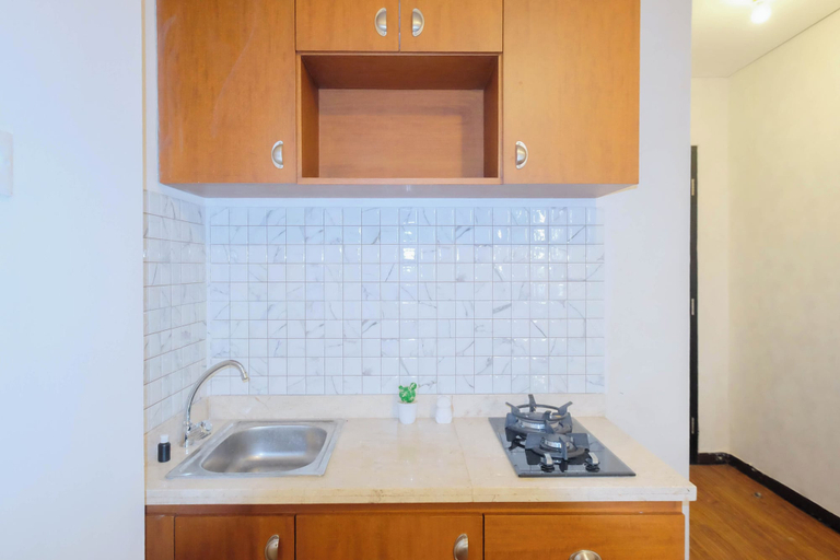 Private kitchen 3, Woodland Studio At Nifarro Park Apartment, Jakarta Selatan