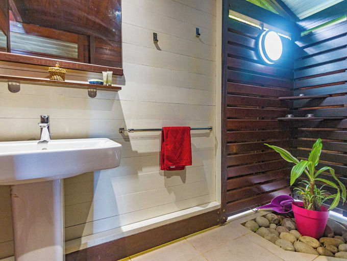 Bathroom 4, Piton Bungalows Ecolodges, Deshaies