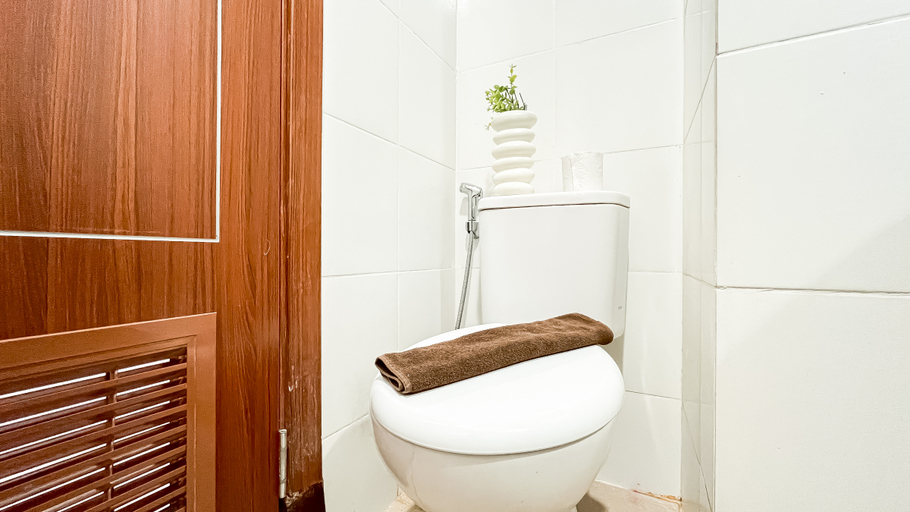 Bathroom 5, Minimalist Look 1BR at Apartment Vittoria Residence By Travelio, Jakarta Barat