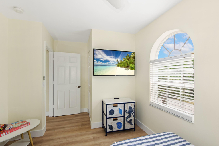 Room 4, Citrus Sol, Lee